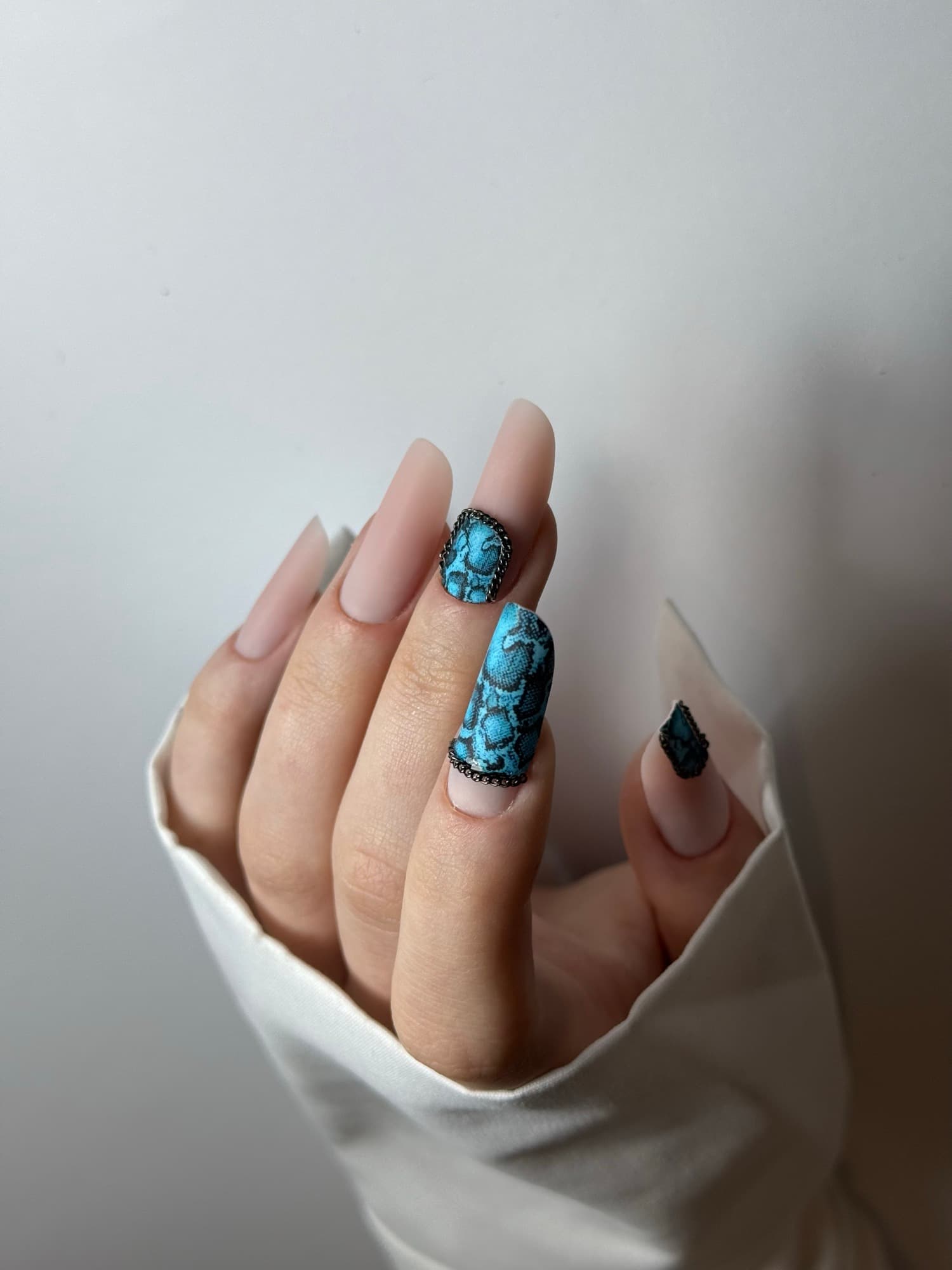 Construcție migdală de salon + design soft & modern